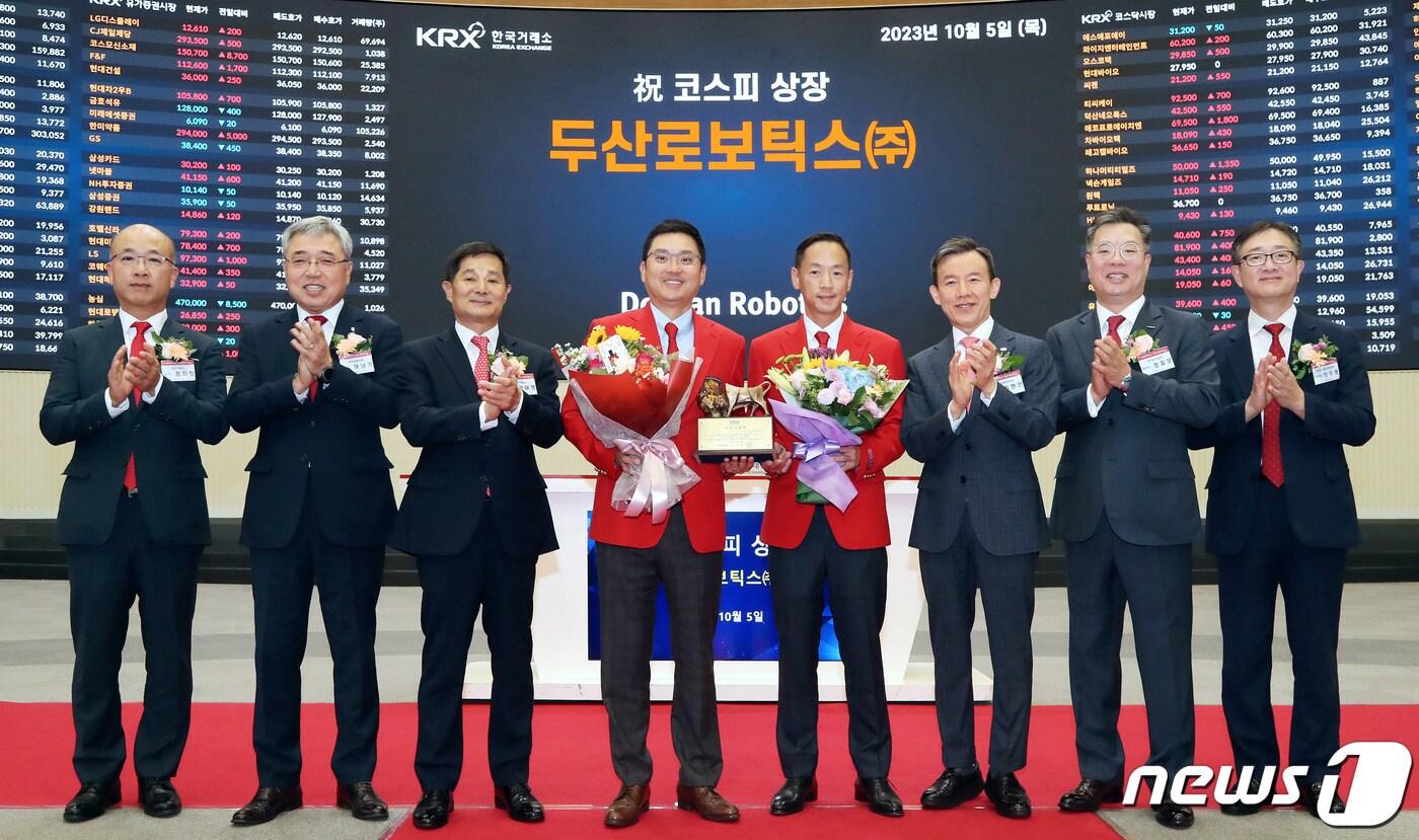 5일 서울 영등포구 한국거래소에서 열린 두산로보틱스 유가증권시장 상장기념식. (한국거래소 제공) 2023.10.5/뉴스1