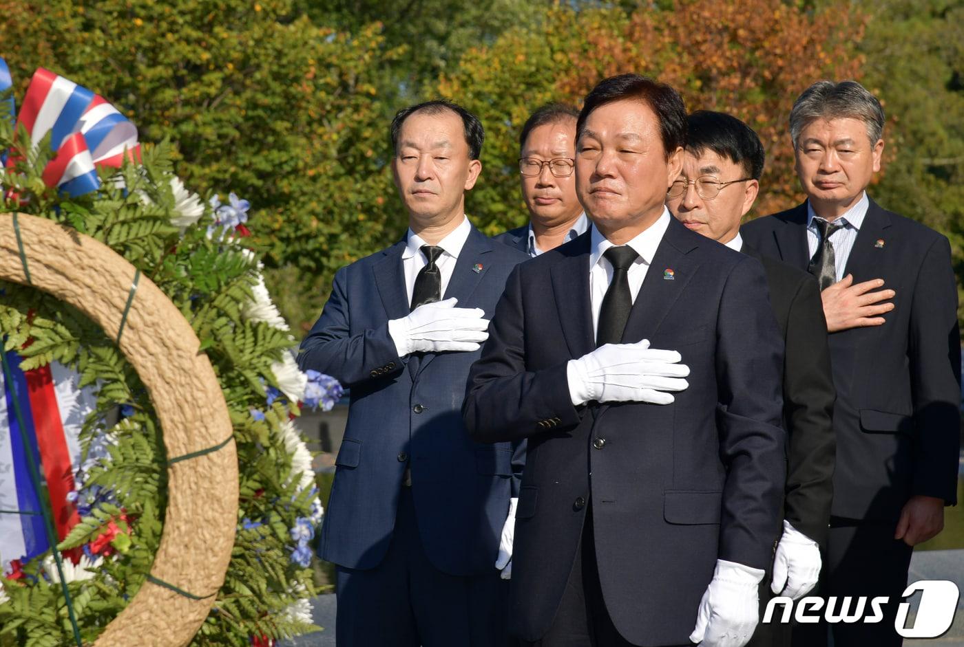 본문 이미지 - 박완수 경남지사가 4일(현지시간) 미국 워싱턴DC 한국전 참전용사 기념공원에서 헌화하고 있다.(경남도 제공)