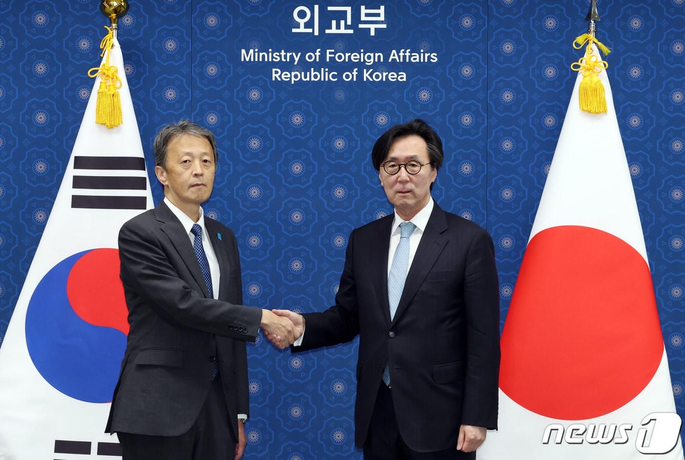 본문 이미지 - 정호진 외교부 1차관(오른쪽)과 오카노 마사타카 일본 외무성 사무차관. 2023.10.5/뉴스1 ⓒ News1 김명섭 기자