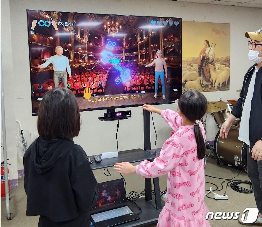 본문 이미지 - 4일 차의과학대 학부생과 경기도 포천시에 소재한 중증장애아동복지시설 '노아의 집' 원아들이 VR 게임을 하고 있다.(차의과학대 제공)