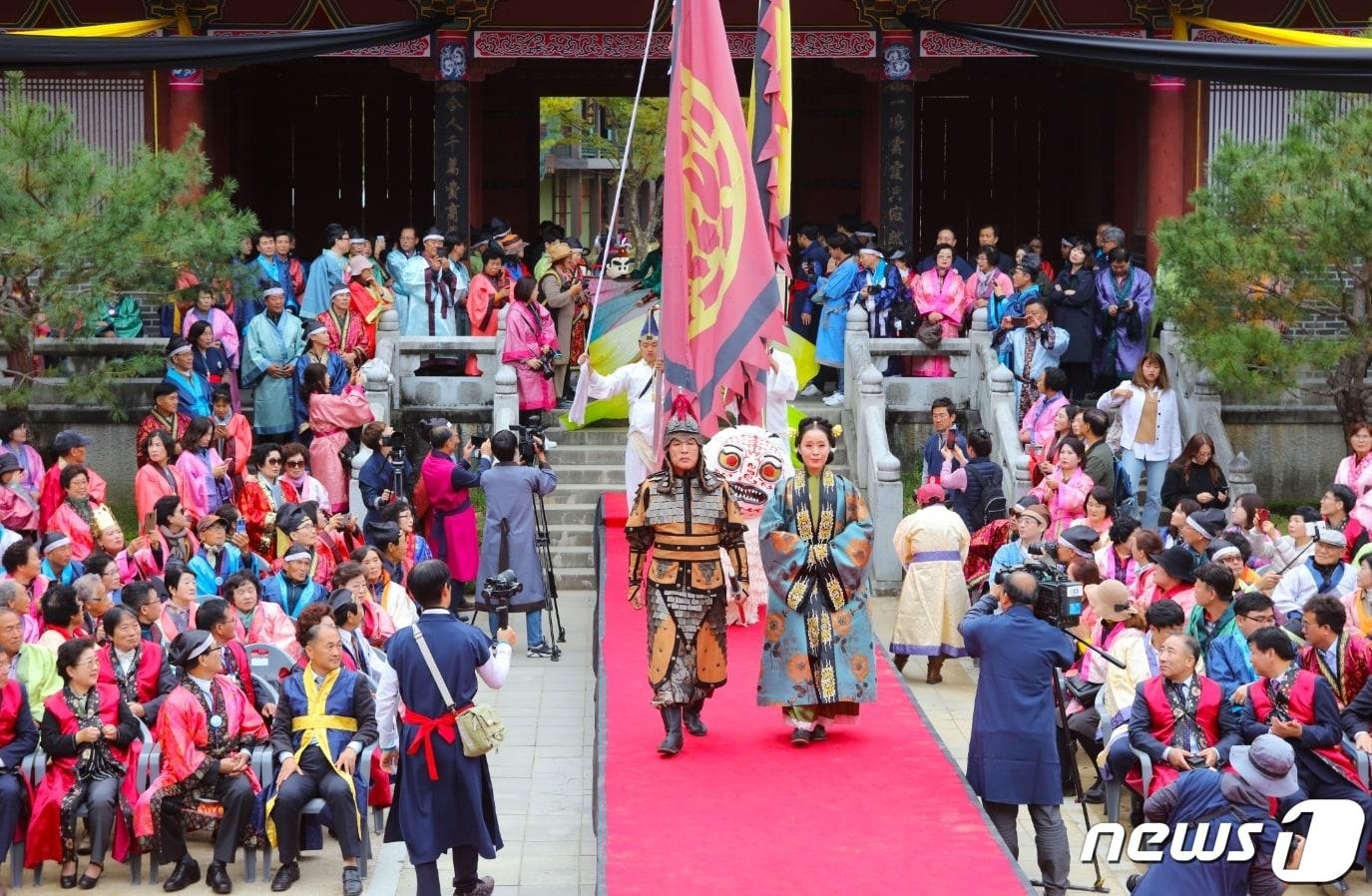 본문 이미지 -  지난해 열린 24회 단양온달문화축제에서 온달장군과 평강공주 복장을 한 행렬이 입장하고 있다.(충북도 제공)/뉴스1