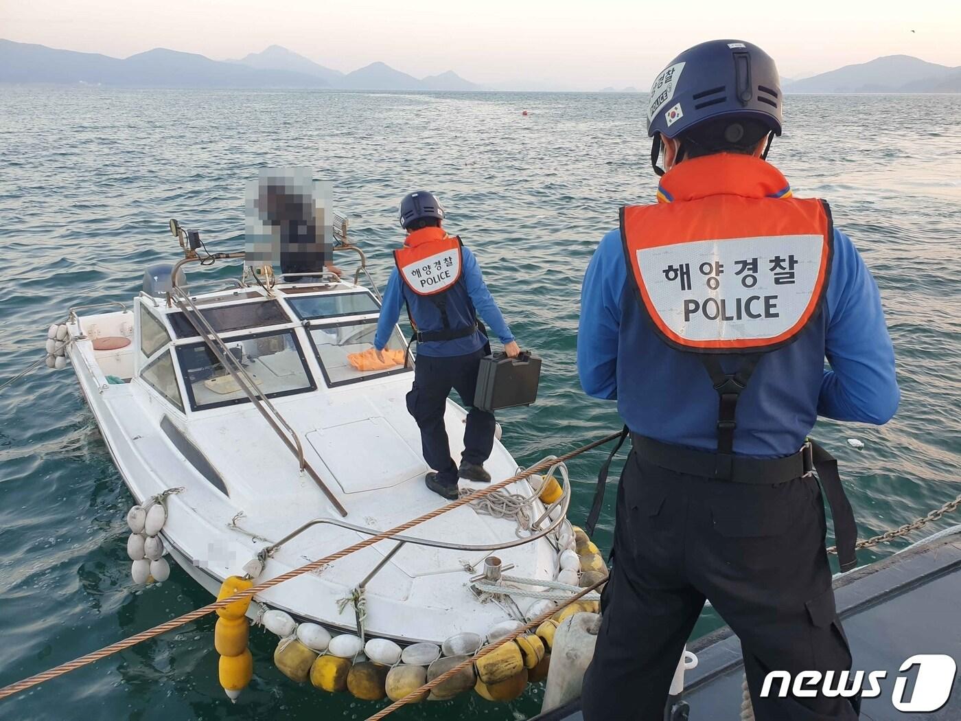 본문 이미지 - 통영해경이 통영시 한산면 비진도 앞 해상에서 레저활동 중 배터리 방전된 보트를 안전조치하고 있다. (남해해경청 제공)