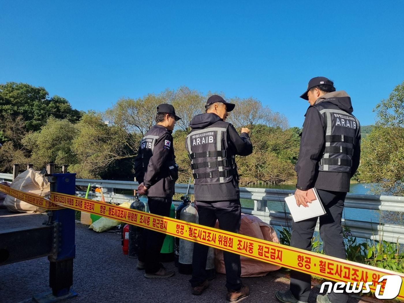 본문 이미지 -  5일 오전 경기 포천시 고모리저수지에서 국토교통부 항공철도 사고조사 위원회 등 관계당국이 지난 3일 추락한 민간헬기 인양작업을 벌이고 있다. 2023.10.05/뉴스1 ⓒ News1 양희문 기자