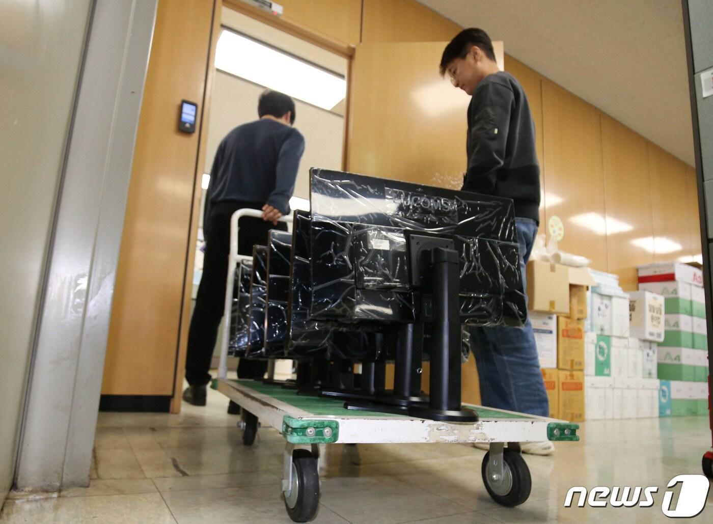 본문 이미지 - 통계 조작 의혹을 수사중인 검찰이 통계청과 한국부동산원, 국토교통부, 기획재정부, 고용노동부에 대해 압수수색을 실시한 가운데 5일 정부대전청사 통계청에서 관계자들이 사무용품을 포함한 수사 자료를 이동하고 있다. 2023.10.5/뉴스1 ⓒ News1 김기태 기자
