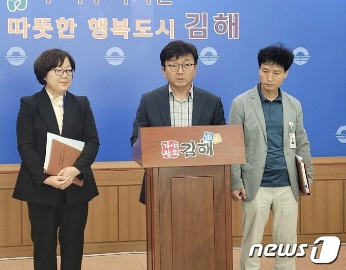 본문 이미지 -  허목 김해시보건소장(가운데)이 5일 김해시청 프레스센터에서 기자회견을 열고 김해중앙병원 응급실 운영 중단사태와 관련해 설명하고있다.(김해시청 제공)