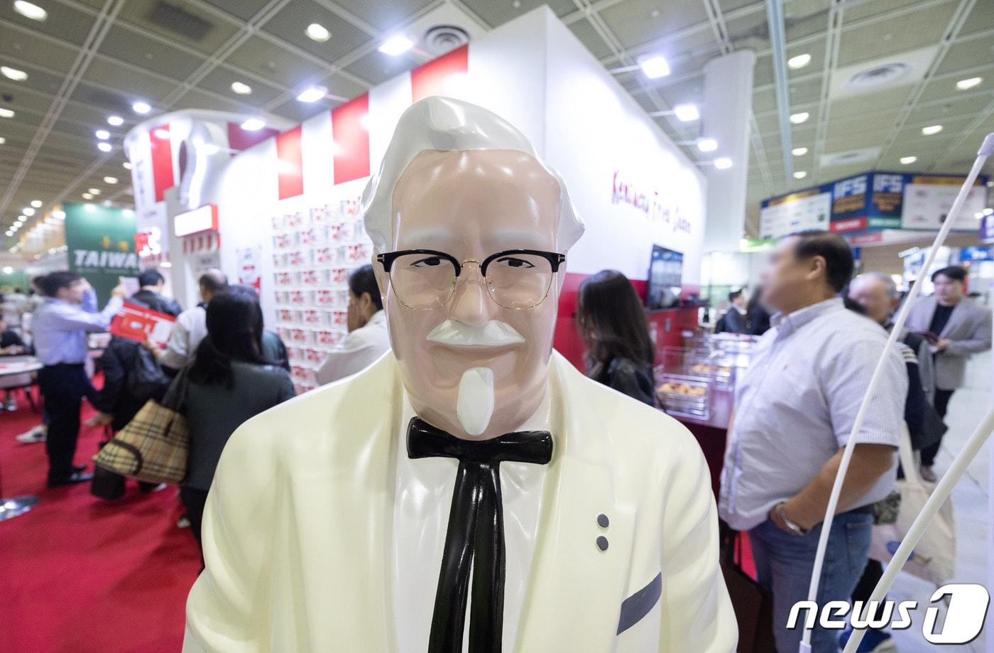 5일 서울 강남구 코엑스에서 열린 IFS 프랜차이즈 창업박람회를 찾은 시민들이 시식을 하기 위해 KFC 부스 앞에서 줄을 서 있다. 2023.10.5/뉴스1 ⓒ News1 이재명 기자