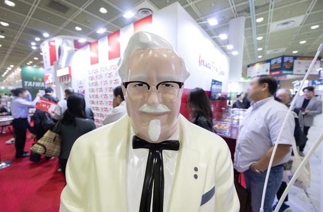 본문 이미지 - 서울 강남구 코엑스에서 열린 IFS 프랜차이즈 창업박람회를 찾은 시민들이 시식을 하기 위해 KFC 부스 앞에서 줄을 서 있다. 2023.10.5/뉴스1 ⓒ News1 이재명 기자