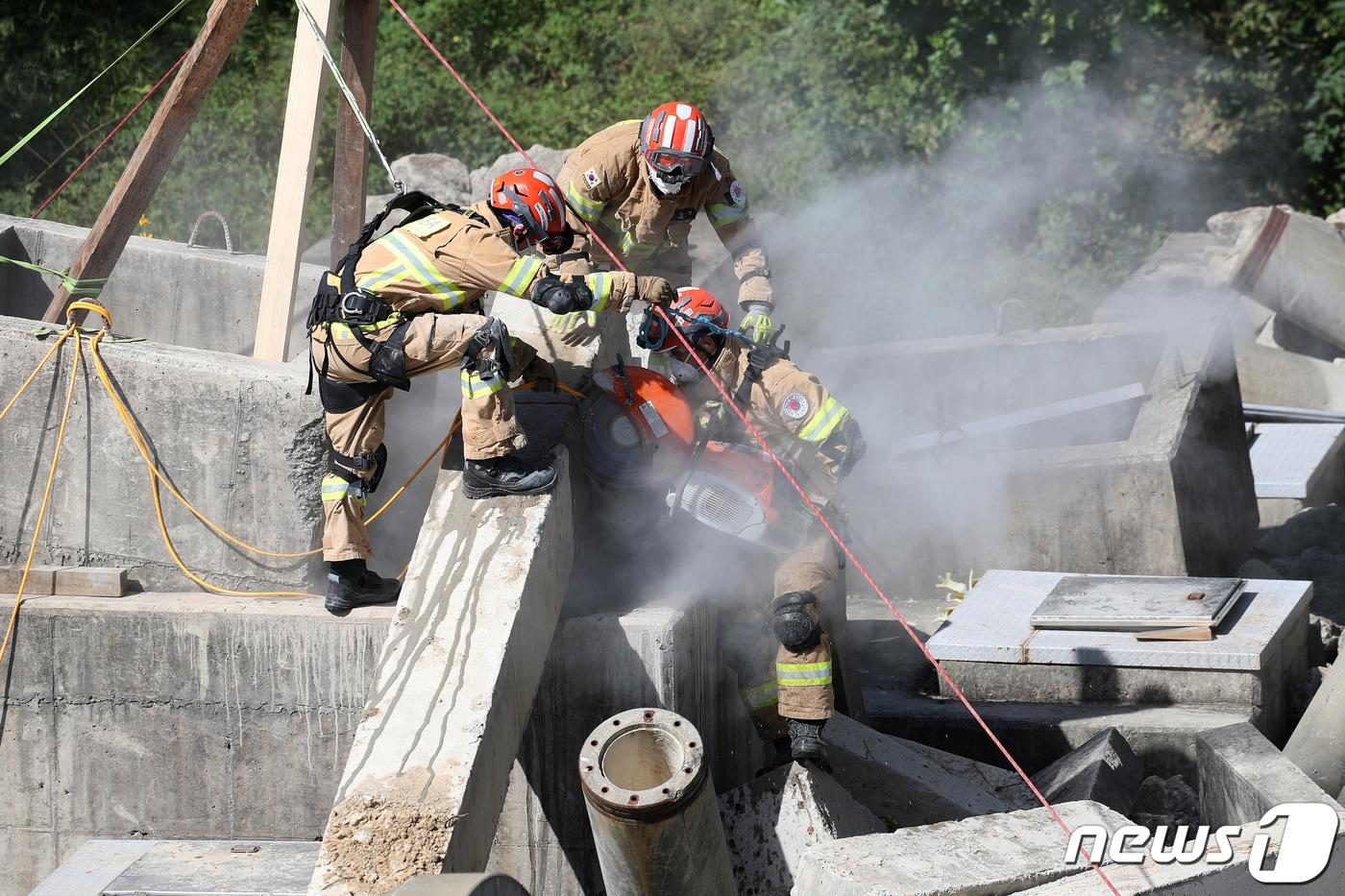 5일 오전 대구 달성군 중앙119구조본부에서 열린 유엔 국제탐색구조자문단&#40;INSARAG&#41; 주관 대한민국해외긴급구호대&#40;KDRT&#41; 등급분류 평가에서 인명구조에 나선 119구조대원들이 지진 피해 상황을 가정해 인명구조를 위해 콘크리트 잔해를 해체하고 있다. 2023.10.5/뉴스1 ⓒ News1 공정식 기자