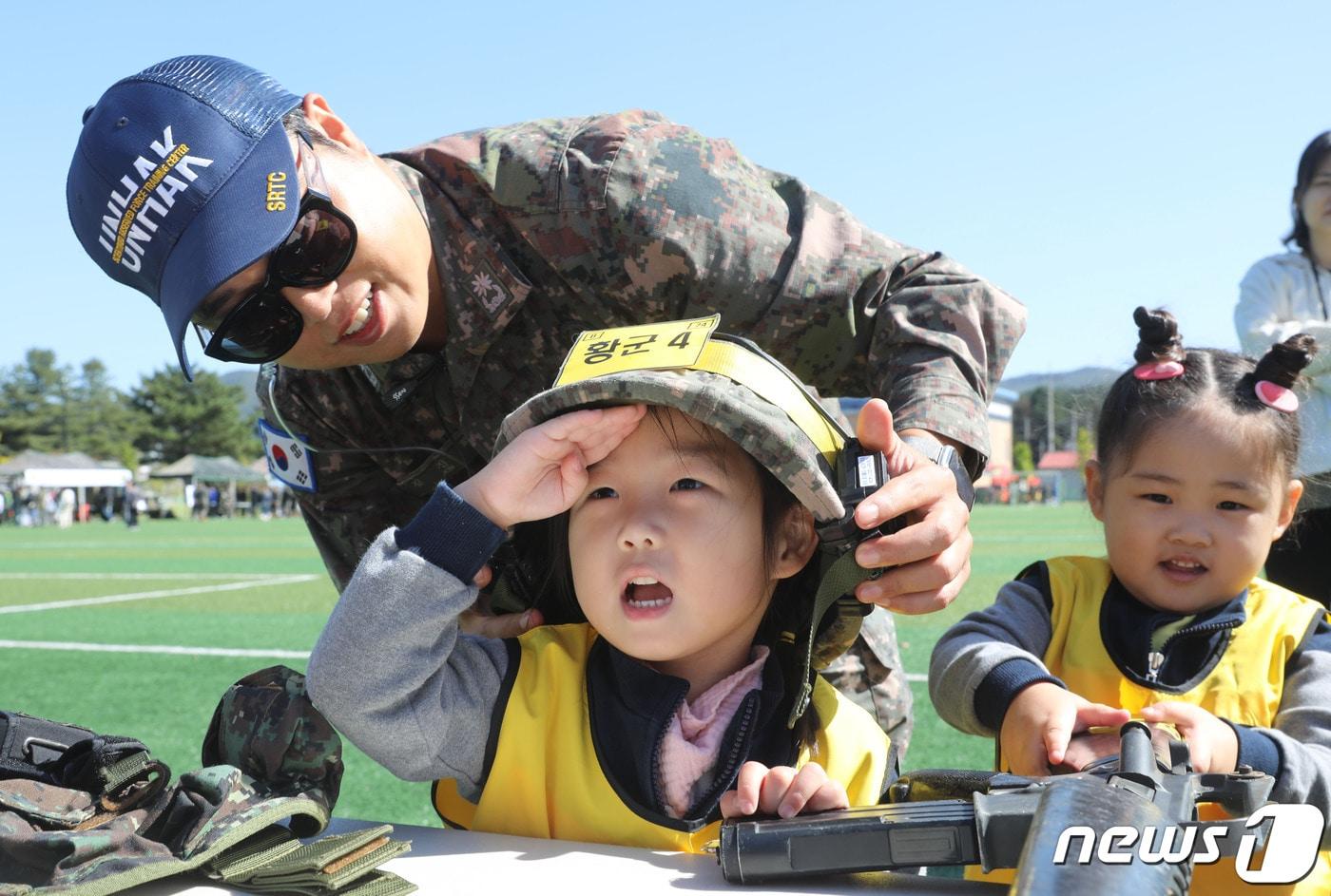 본문 이미지 - 5일 오전 경기 용인시 처인구 육군 제55보병사단 사령부 대연병장에서 열린 부대개방행사를 방문한 어린이들이 다양한 군 장비를 체험하고 있다. 2023.10.5/뉴스1 ⓒ News1 김영운 기자