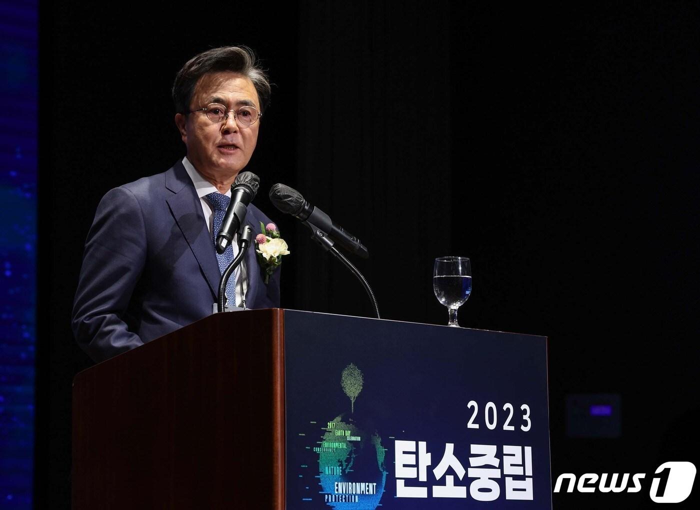 본문 이미지 - 김태흠 충남지사가 5일 예산 스플라스리솜에서 개최한 2023 탄소중립 국제 컨퍼런스’에서 기조발언을 하고 있다.(충남도 제공)/뉴스1
