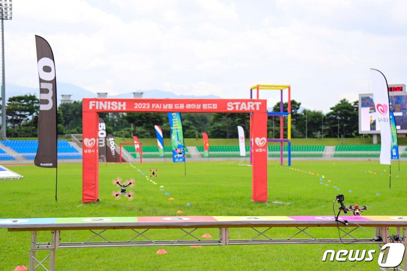 본문 이미지 - ‘2023 남원 세계드론제전’이 6일 개막하는 가운데 대회 준비가 마무리 된 남원종합스포츠타운 일대 경기장 모습.2023.10.5.(남원시 제공)/뉴스1 
