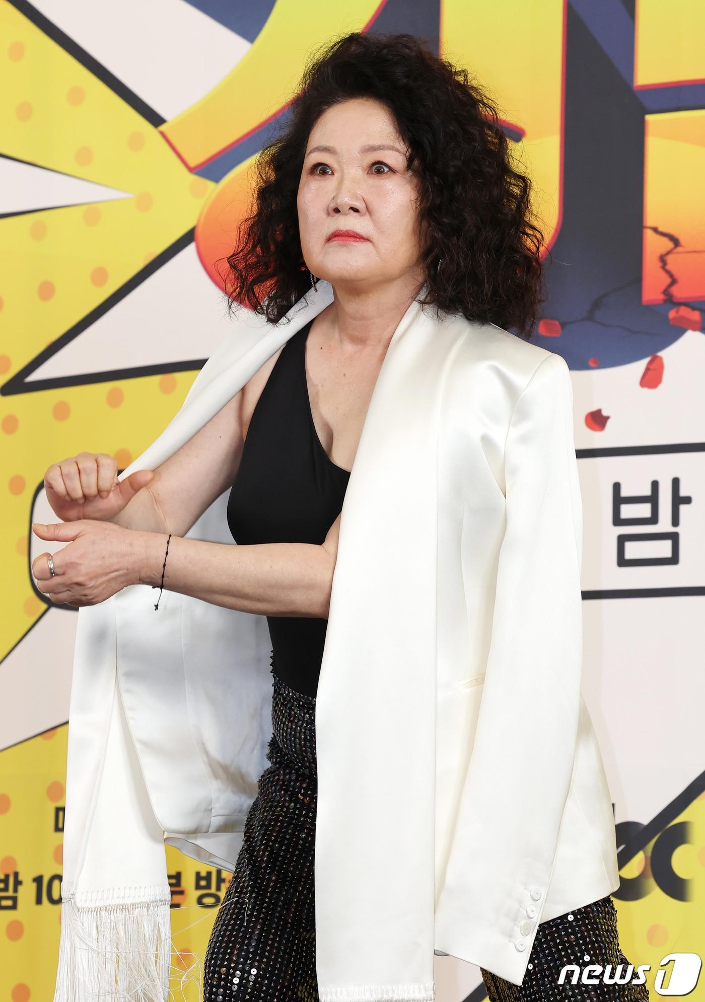 본문 이미지 - 배우 김해숙이 5일 오후 서울 마포구 상암동 스탠포드 호텔 코리아에서 열린 JTBC 새 토일드라마 ‘힘쎈여자 강남순’ 제작발표회에서 포즈를 취하고 있다. '힘쎈여자 강남순'은 선천적으로 놀라운 괴력을 타고난 3대 모녀가 강남을 중심으로 벌어지는 신종마약범죄의 실체를 파헤치는 코믹범죄맞짱극으로 오는 7일 오후 10시 50분 첫 방송된다. 2023.10.5/뉴스1 ⓒ News1 김진환 기자