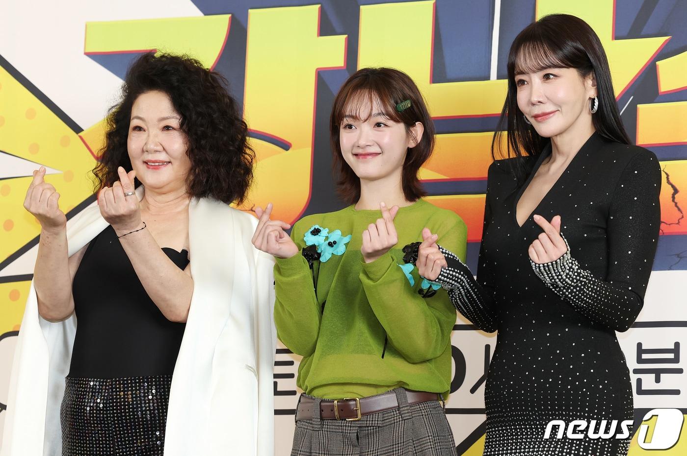 배우 김해숙(왼쪽부터)과 이유미, 김정은이 5일 오후 서울 마포구 상암동 스탠포드 호텔 코리아에서 열린 JTBC 새 토일드라마 ‘힘쎈여자 강남순’ 제작발표회에서 포즈를 취하고 있다. '힘쎈여자 강남순'은 선천적으로 놀라운 괴력을 타고난 3대 모녀가 강남을 중심으로 벌어지는 신종마약범죄의 실체를 파헤치는 코믹범죄맞짱극으로 오는 7일 오후 10시 50분 첫 방송된다. 2023.10.5/뉴스1 ⓒ News1 김진환 기자