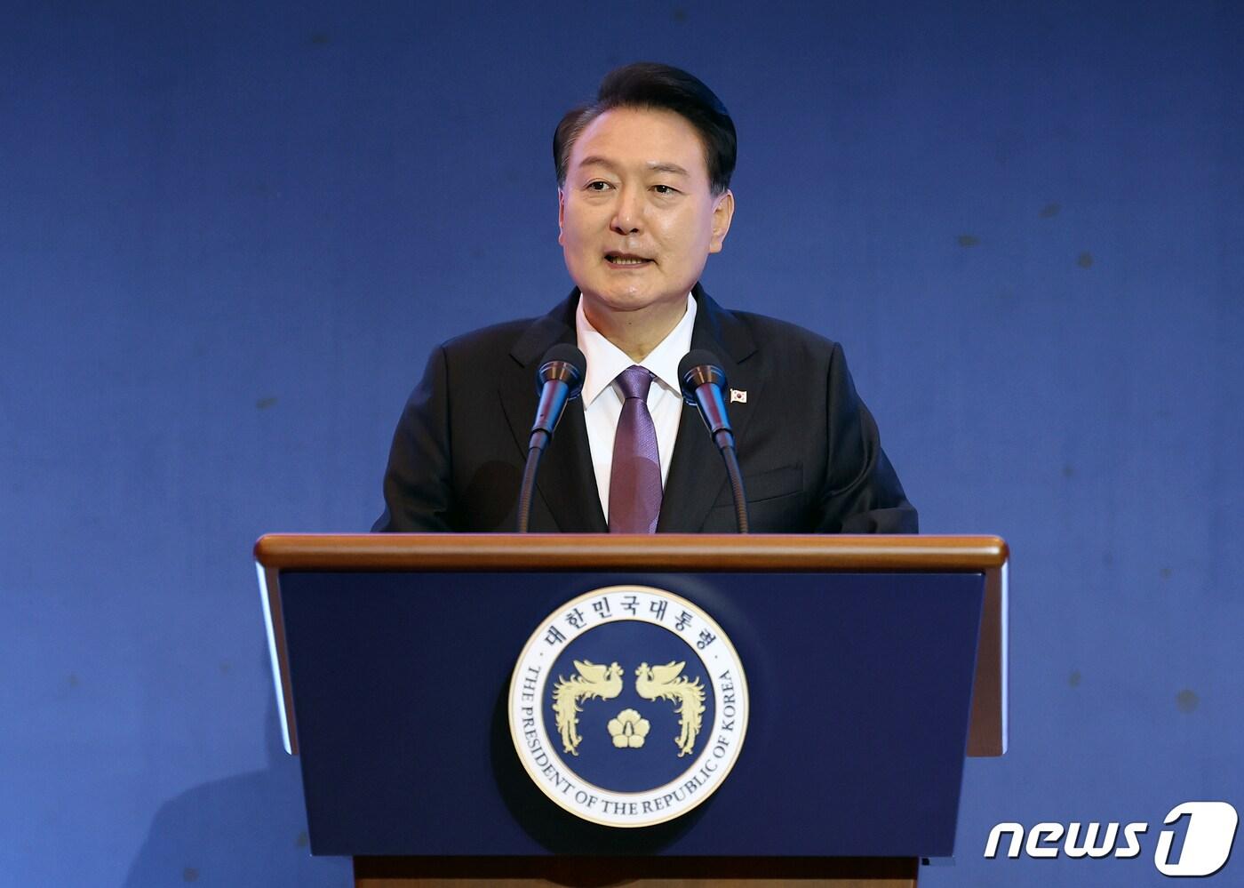 본문 이미지 - 윤석열 대통령이 지;난 5일 서울 송파구 잠실 롯데호텔에서 열린 2023 세계한인회장대회 및 제17회 세계한인의 날 기념식에서 축사를 하고 있다. (대통령실 제공) 2023.10.5/뉴스1 ⓒ News1 오대일 기자