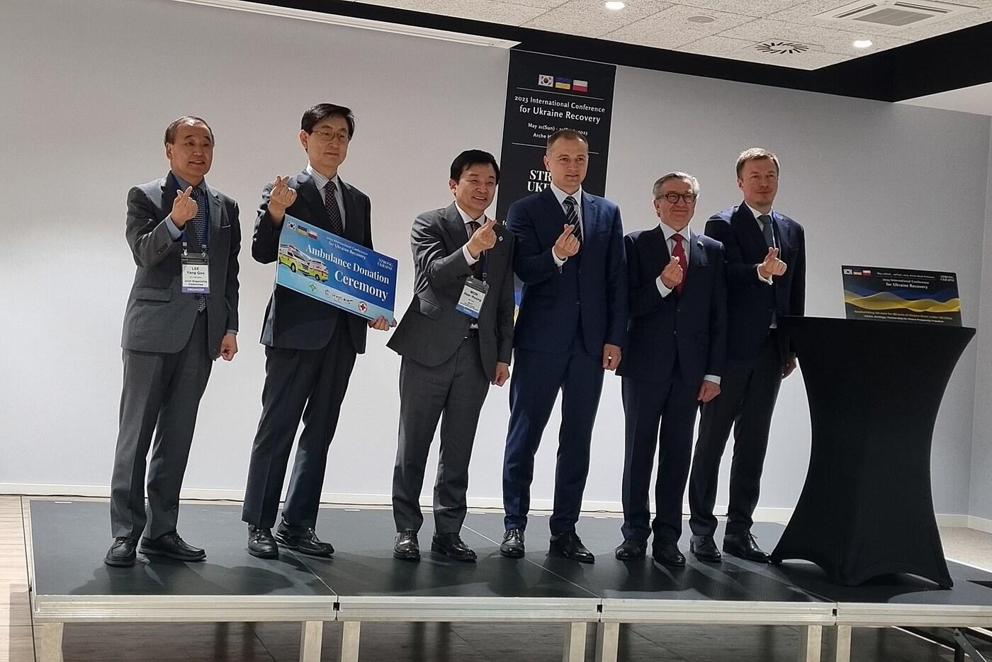  원희룡 국토교통부 장관이 폴란드 바르샤바에서 열린 ‘우크라이나 인도적 원조 및 재건사업 지원을 위한 콘퍼런스’에 참석해 안드리 니콜라옌코 우크라이나 국회의원(오른쪽 첫번째) 등과 기념사진을 찍고 있다. /신현우 기자