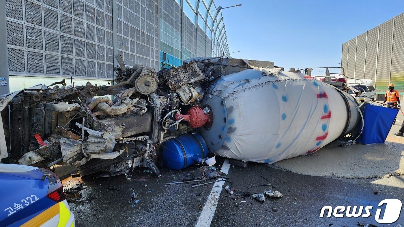 본문 이미지 - 5일 오전 10시58분쯤 대구 달서구 월암동 중부내륙고속도로 지선 남대구IC 방향에서 레미콘 차량과 승용차가 충돌하는 사고가 나 구조당국이 현장 수습 중이다.(대구소방안전본부 제공)