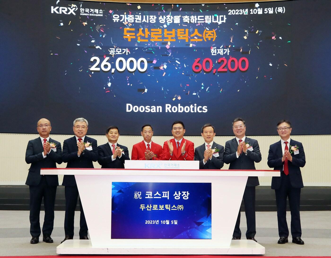본문 이미지 - 5일 오전 9시 한국거래소 서울사옥 홍보관에서 관계자가 모인 가운데 두산로보틱스 상장 기념식이 진행되고 있다.(한국거래소 제공)