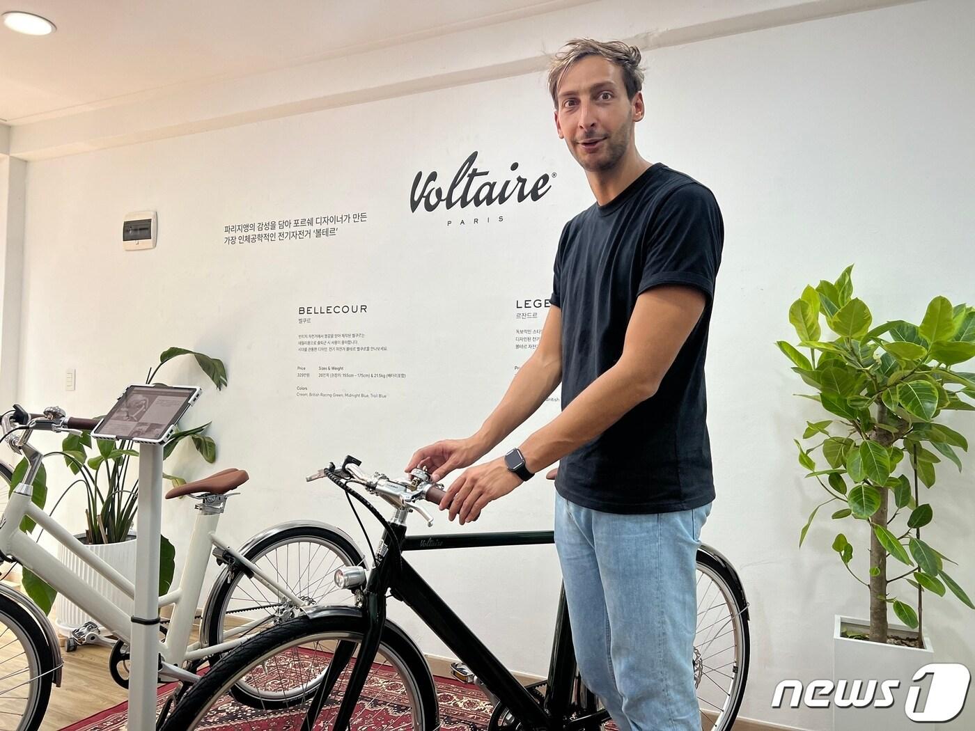 본문 이미지 - 볼테르 전기자전거와 볼테르 창업자 그레고아 리외라드모습(더스윙 제공)