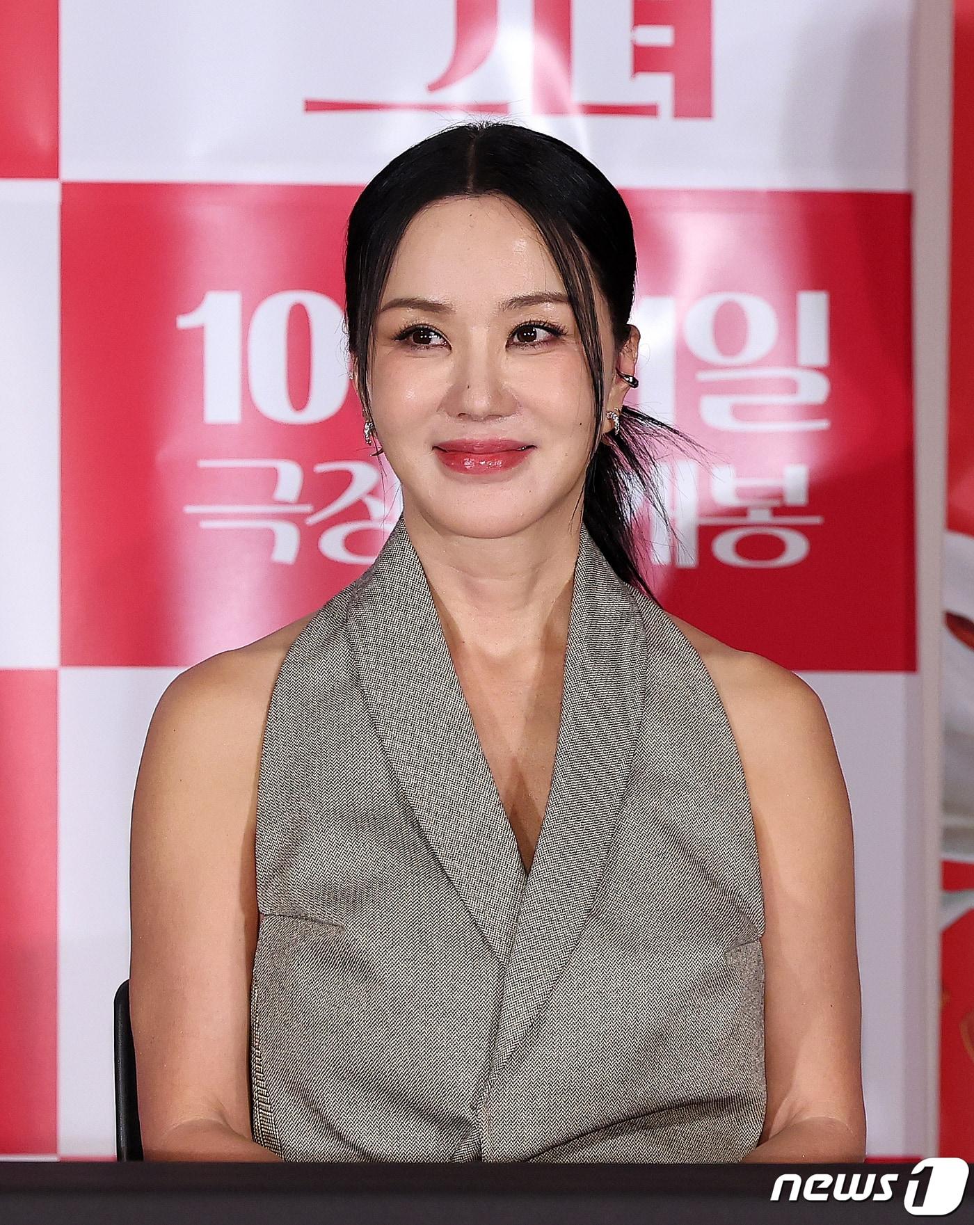 본문 이미지 - 배우 엄정화가 5일 오후 서울 용산구 CGV 용산아이파크몰에서 열린 영화 '화사한 그녀‘ 언론시사회에 참석해 미소를 짓고 있다. ‘화사한 그녀’는 화사한 기술이 주특기인 전문 작전꾼 지혜(엄정화)가 마지막 큰 판을 계획하면서 의도치 않은(?) 사건에 휘말리게 되는 범죄 오락 영화로 오는 11일 개봉한다. 2023.10.5/뉴스1 ⓒ News1 김진환 기자