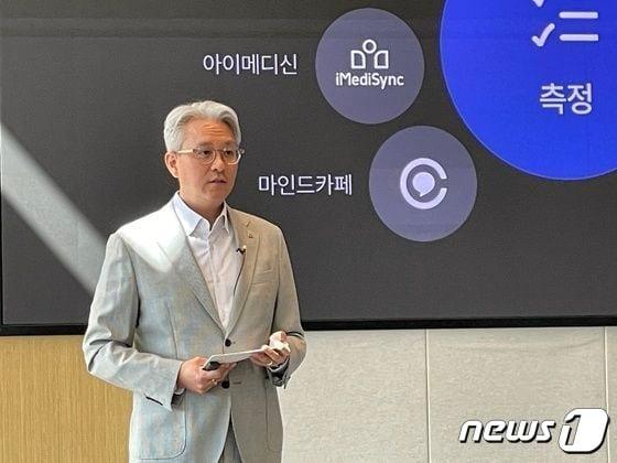 본문 이미지 - 우웅조 롯데헬스케어 사업본부장이 잠실 롯데월드타워에서 개최한 '캐즐 그랜드 오픈 미디어 데이'에서 발표를 하고 있다./뉴스1