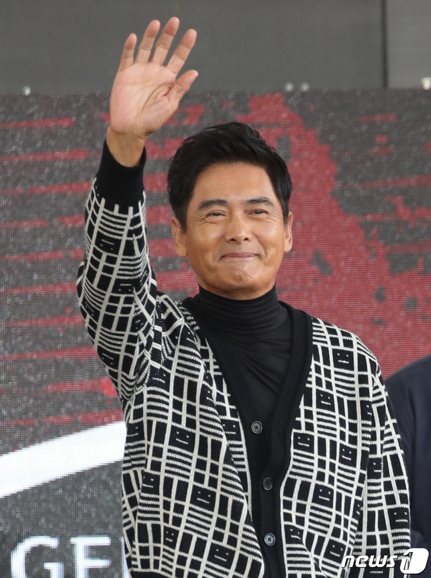 본문 이미지 - 홍콩 배우 주윤발(저우룬파)이 5일 부산 해운대 영화의 전당 야외무대에서 열린 영화 '영웅본색' 오픈토크 및 핸드프린팅 행사에 참석해 포즈를 취하고 있다. 2023.10.5/뉴스1 ⓒ News1 권현진 기자