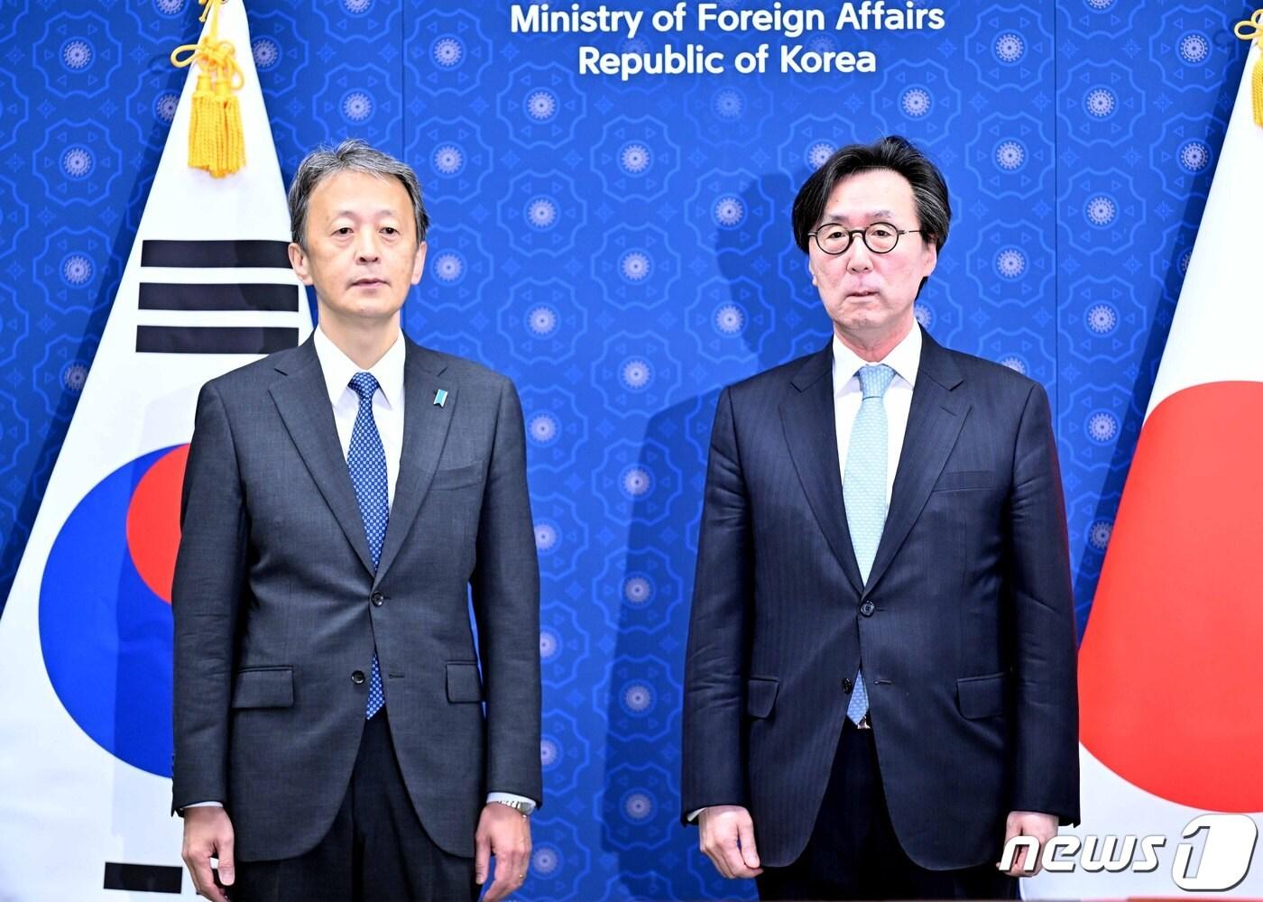 본문 이미지 - 장호진 외교부 제1차관(오른쪽)과 오카노 마사타카 일본 외무성 사무차관. (외교부 제공) 2023.10.5./뉴스1