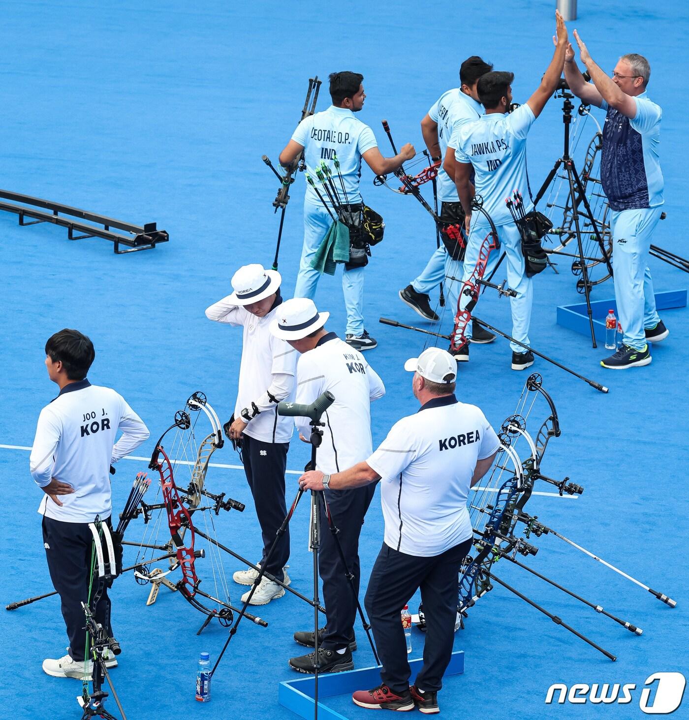 본문 이미지 - 주재훈, 양재원, 김종호가 5일 중국 항저우 푸양 인후 스포츠센터 양궁장에서 열린 2022 항저우 아시안게임 양궁 컴파운드 남자 단체전 결승에서 인도에게 패한 후 아쉬워하고 있다. 양궁 컴파운드 남자 대표팀은 이날 결승에서 인도에 230-235로 져 은메달을 획득했다. 2023.10.5/뉴스1 ⓒ News1 유승관 기자