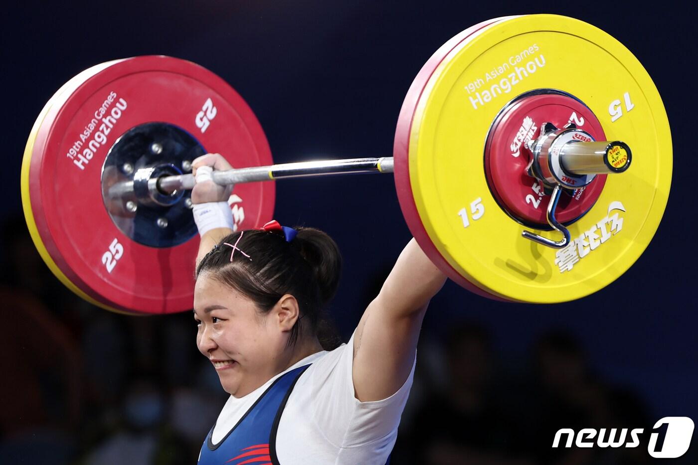 본문 이미지 - 5일 오후 중국 항저우 샤오산 스포츠센터에서 열린 2022 항저우 아시안게임 여자 역도 인상 76kg급 그룹 A 결선에서 대한민국 김수현이 바벨을 들어올리고 있다. 2023.10.5/뉴스1 ⓒ News1 민경석 기자