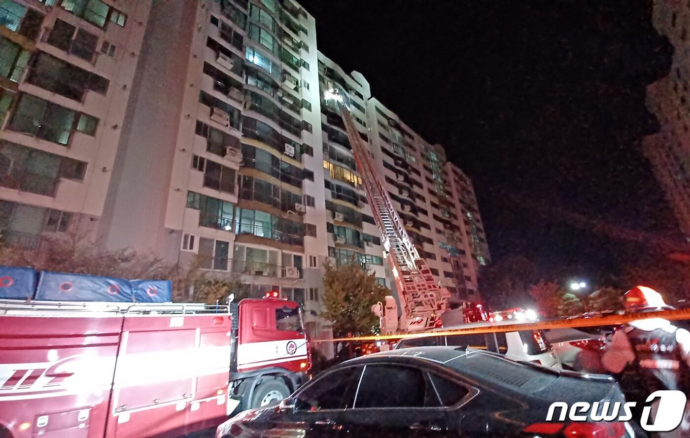 본문 이미지 - 5일 오후 6시47분께 울산 북구 천곡동의 한 아파트 11층에서 불이 나 소방당국이 진화 작업을 하고 있다. (울산소방본부 제공)