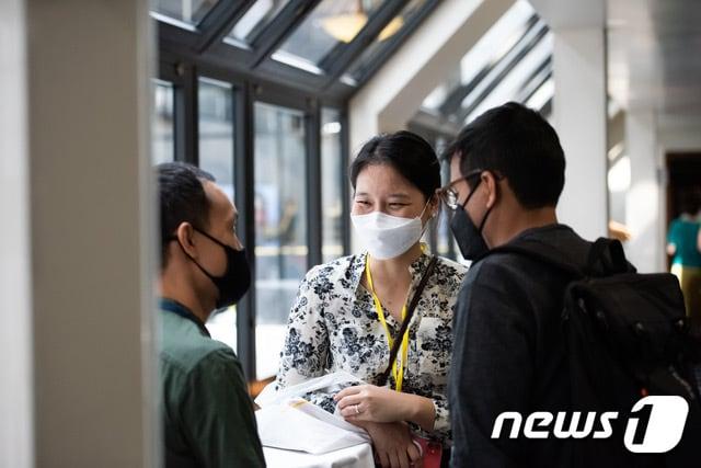 본문 이미지 - 임보영 퓰리처센터 시니어 에디터 및 AI 네트워크 매니저(사진 가운데, 출처: Daniel Vasta/Pulitzer Center.)