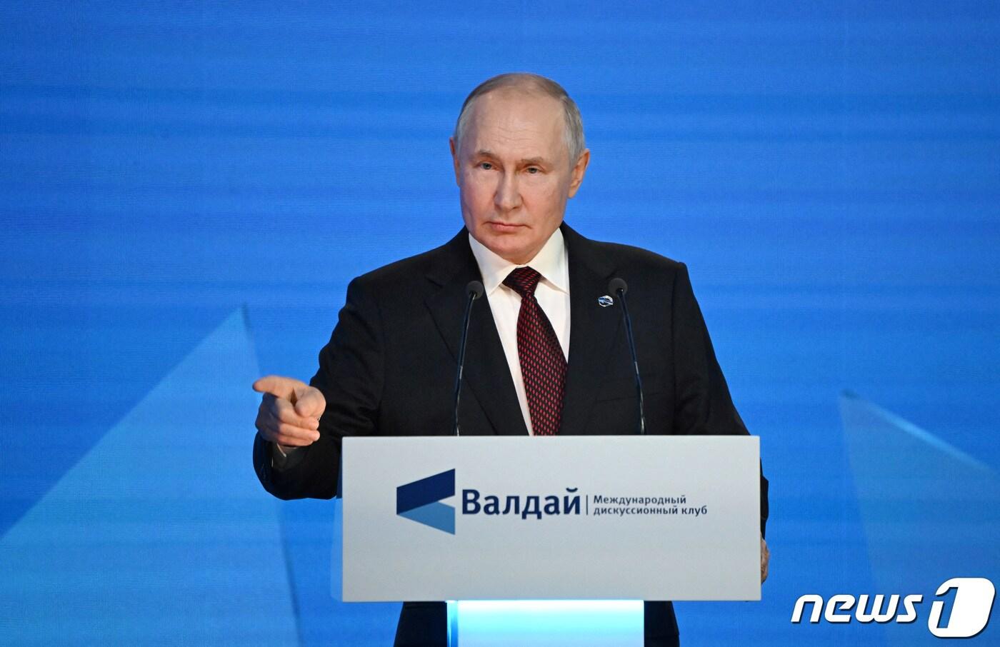 본문 이미지 - 5일(현지시간) 러시아 남부 소치에서 열린 국제 러시아 전문가 모임 '발다이 국제토론클럽'에서 블라디미르 푸틴 러시아 대통령이 연설하고 있다. 2023.10.05/ ⓒ 로이터=뉴스1 ⓒ News1 권진영 기자