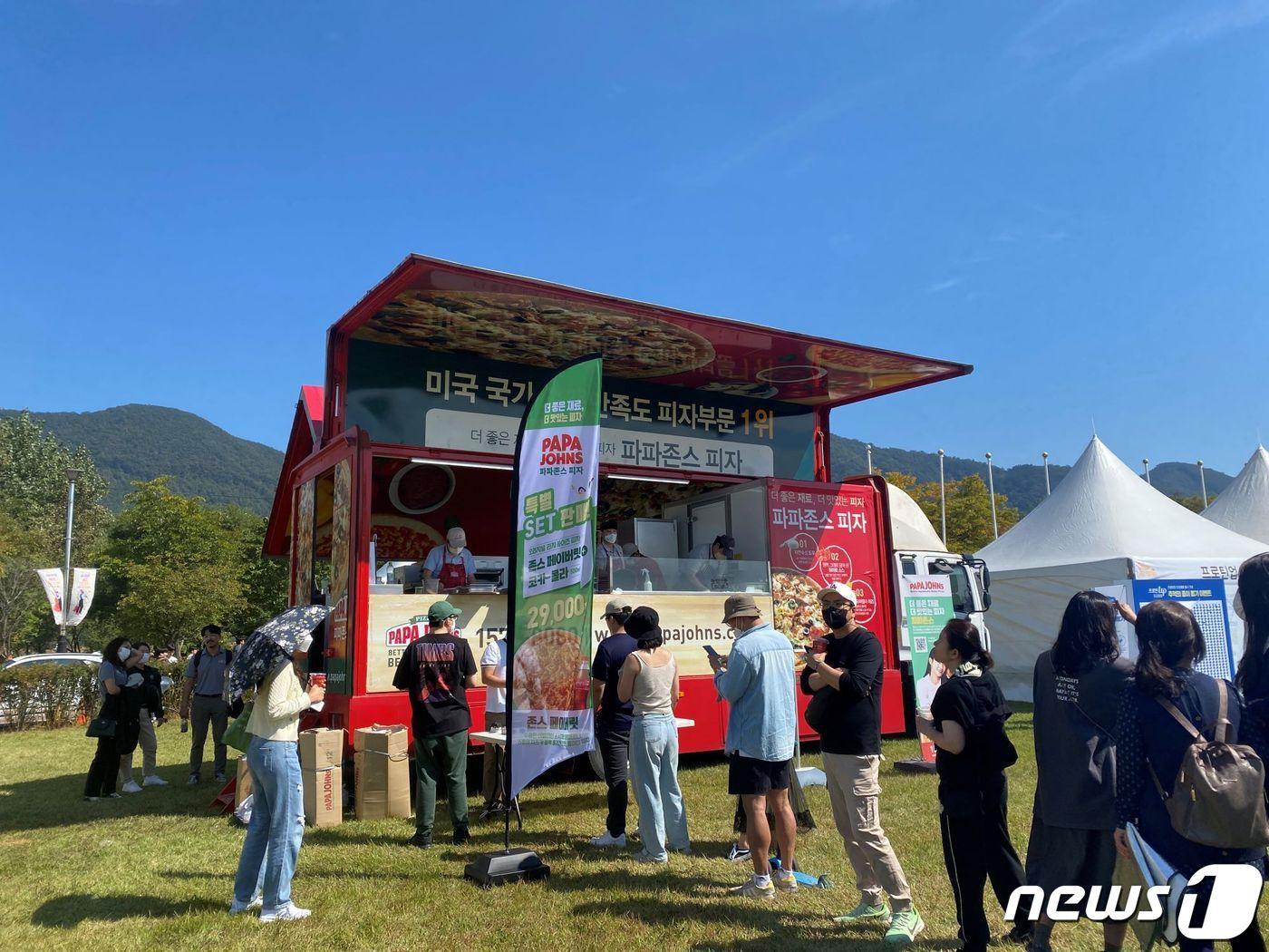 본문 이미지 - 한국파파존스는 오는 7일 경기 가평 자라섬에서 열리는 '제20회 자라섬재즈페스티벌'의 공식 스폰서로 참가한다.(한국파파존스 제공)