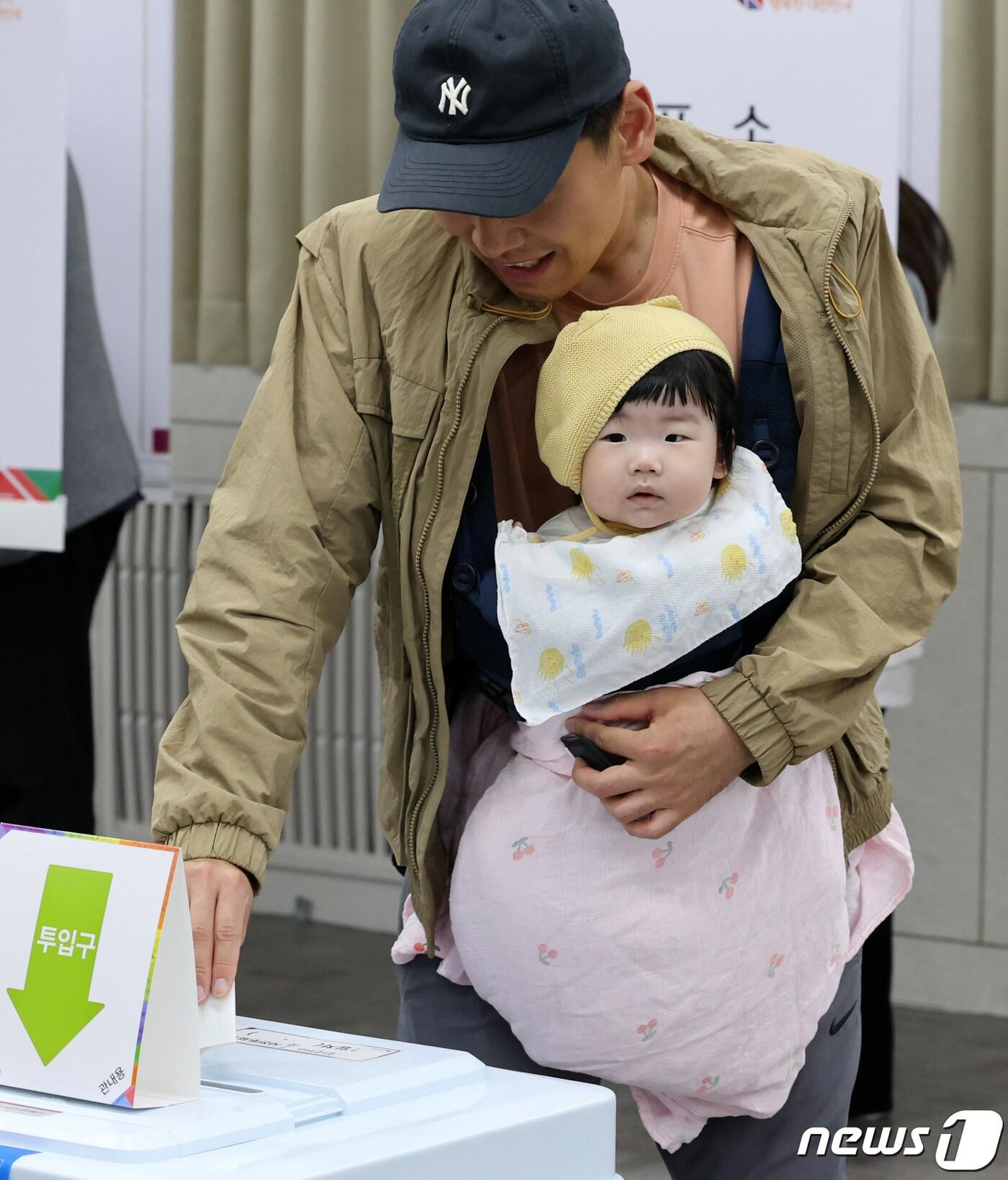 본문 이미지 -  중앙선관위가 전북이 1석 줄어드는 획정안을 국회에 제출하면서 지역 정치권이 크게 술렁거리고 있다.ⓒ News1 김성진 기자