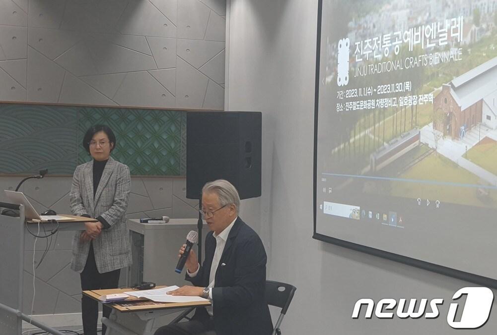 본문 이미지 -  진주전통공예비엔날레 기자간담회 모습. 