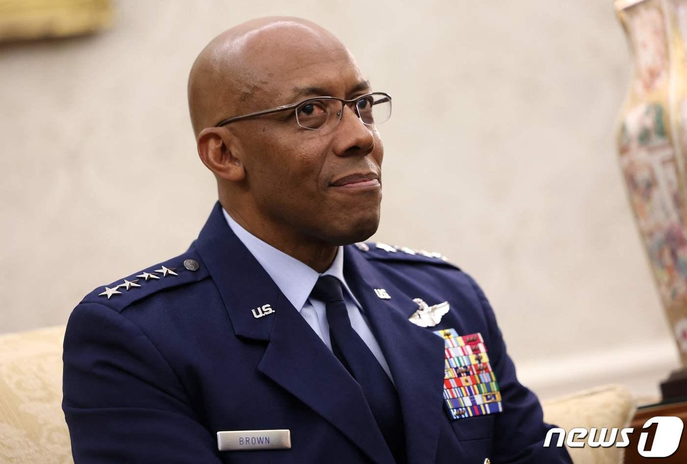 찰스 Q. 브라운 주니어 미국 합참의장이 5일 (현지시간) 워싱턴 백악관에서 조 바이든 대통령, 로이드 오스틴 국방장관, 윌리엄 번스 CIA 국장과 우크라이나 전쟁 관련 브리핑을 받고 있다. 2023.10.6 ⓒ AFP=뉴스1 ⓒ News1 우동명 기자