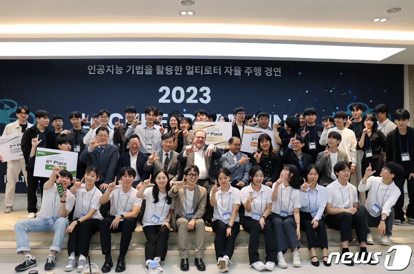 본문 이미지 - 지난 5일 한국항공대와 록히드마틴이 공동 주최한 ‘2023 록히드마틴 팰콘 챌린저’ 행사에 참가한 한국항공대 교직원 및 학생들과 록히드마틴 임직원들이 기념촬영을 하고 있다. (항공대 제공)
