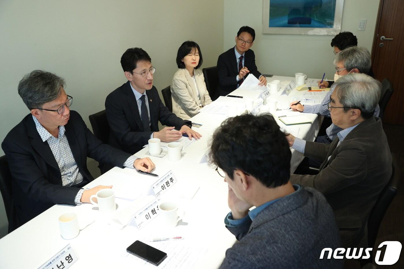 본문 이미지 - 김윤상 조달청장(왼쪽 두 번째)이 묵은 규제와 기업들의 발목을 잡는 킬러 규제의 해결에 더욱 속도를 내겠다고 강조하고 있다. (조달청 제공)/뉴스1