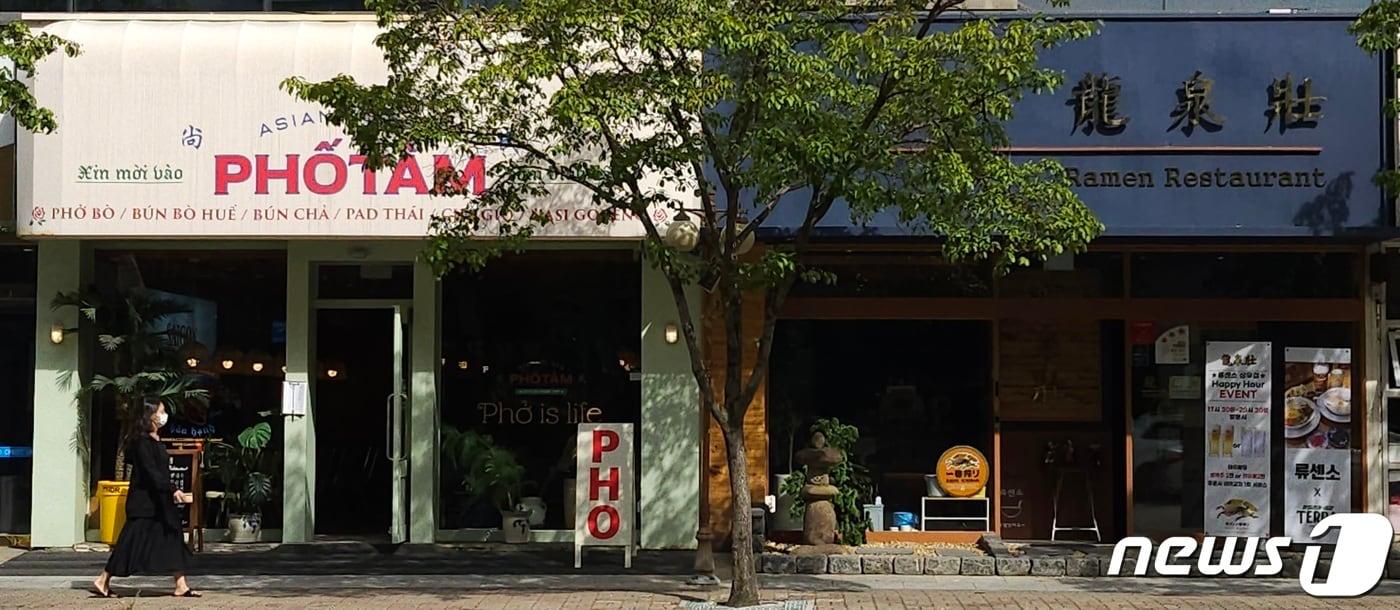 6일 광주 서구 상무지구 거리에 외국어와 외래어 표기 간판이 세워져 있다. 2023.10.6/뉴스1 ⓒ News1 이수민 기자