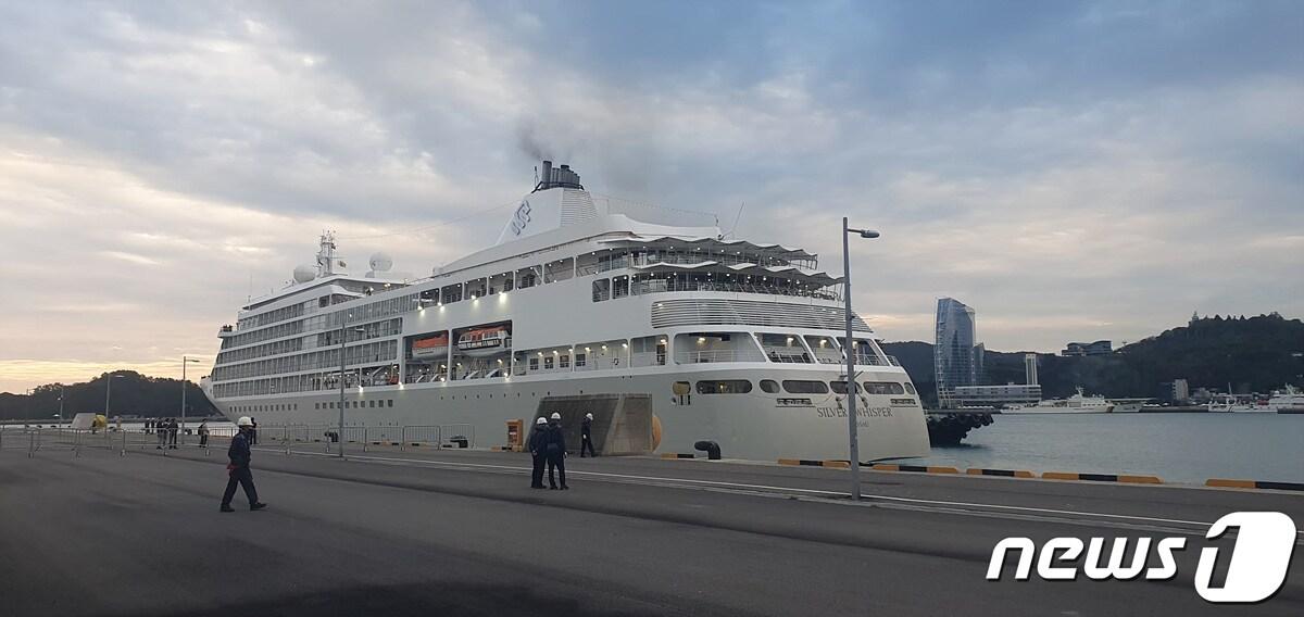 본문 이미지 - 럭셔리 크루즈선 '실버 위스퍼 호'.(여수시 제공)2023.10.6/뉴스1