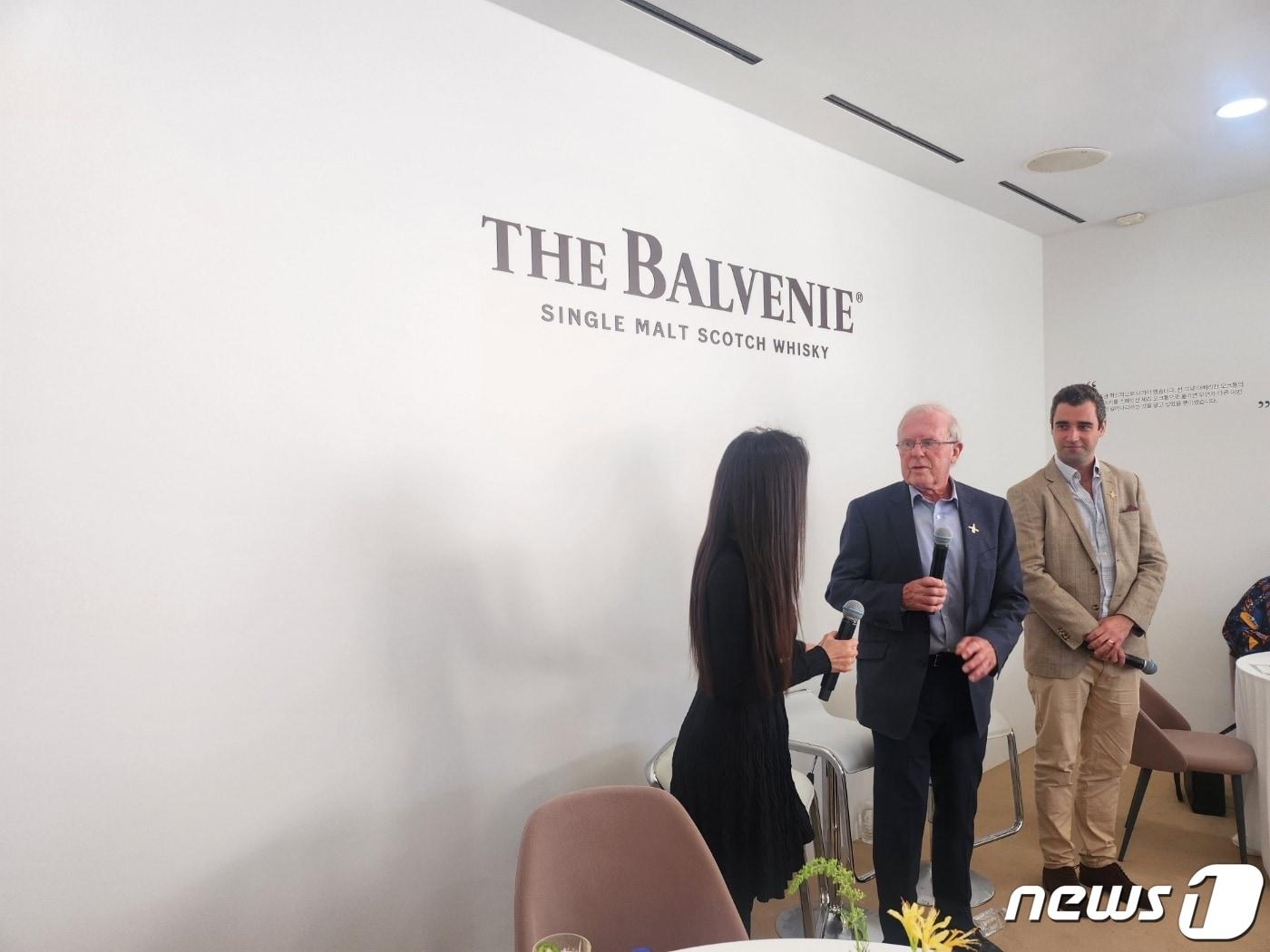 본문 이미지 - 데이비드 스튜어트(가운데) 발베니 몰트 마스터가 6일 서울 강남구에서 진행된 '헤리티지 전시회'에서 발언하는 모습.2023.10.6/뉴스1 ⓒ News1 이상학 기자     