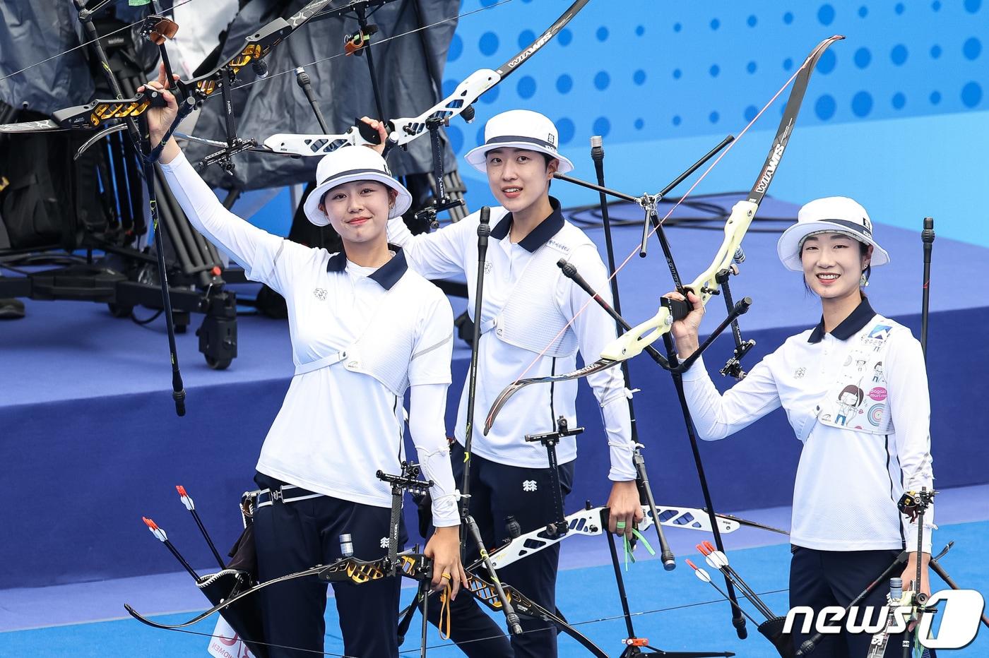 본문 이미지 - 임시현(왼쪽부터), 안산, 최미선이 6일 중국 항저우 푸양 인후 스포츠센터 양궁장에서 열린 2022 항저우 아시안게임 양궁 리커브 여자 단체전 결승 중국과의 경기에서 승리한 후 경기장을 나서며 취재진을 향해 활을 들어보이고 있다. 2023.10.6/뉴스1 ⓒ News1 유승관 기자