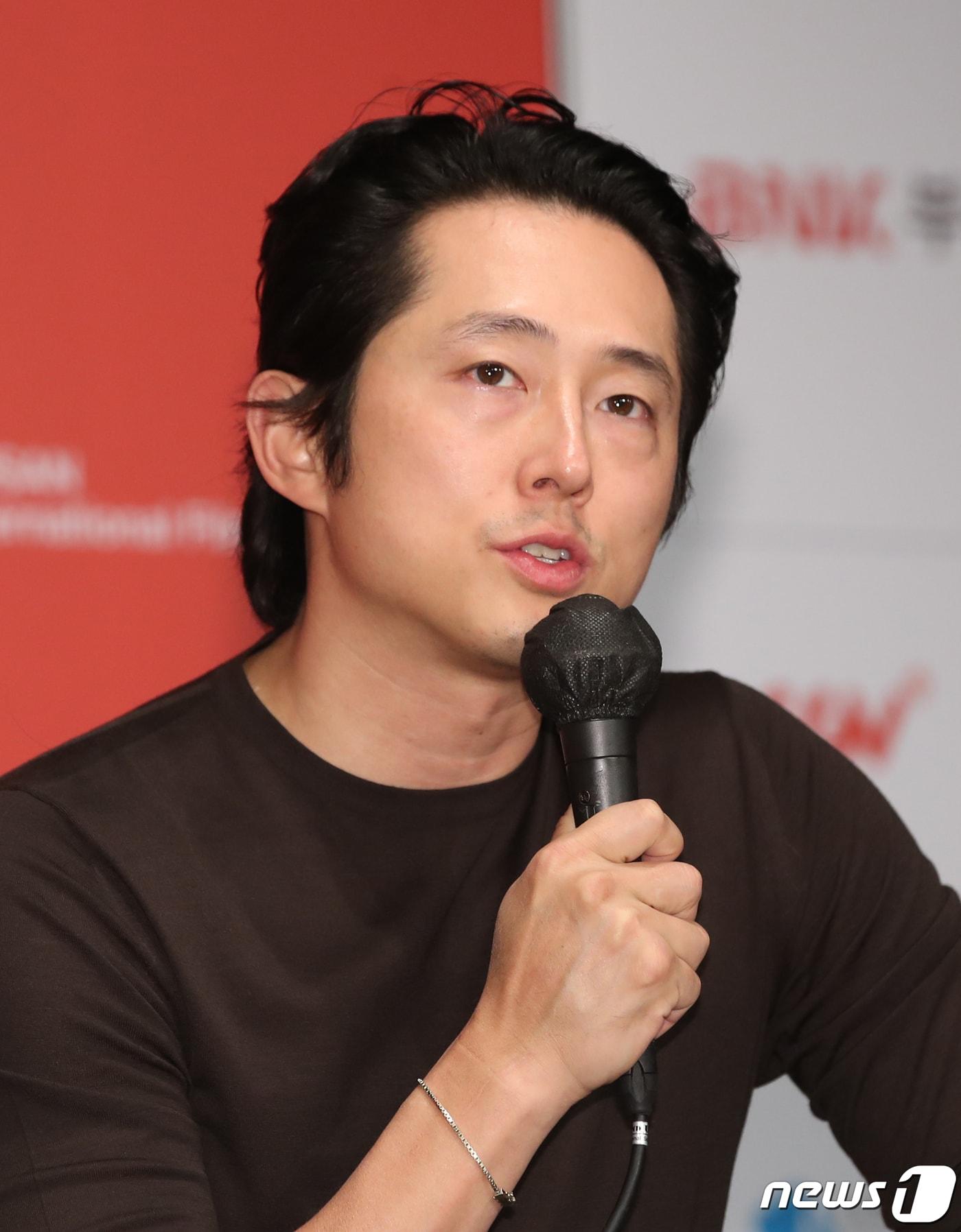 본문 이미지 - 스티븐 연이 6일 오후 부산 해운대구 KNN시어터에서 열린 제28회 부산국제영화제(BIFF) '코리아 아메리칸 특별전: 코리아 디아스포라' 기자회견에서 인사말을 하고 있다. 2023.10.6/뉴스1 ⓒ News1 권현진 기자