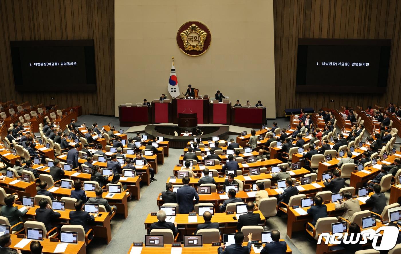 본문 이미지 - 6일 오후 서울 여의도 국회에서 열린 제410회 국회(정기회) 제9차 본회의에서 대법원장(이균용) 임명동의안이 상정되고 있다. 2023.10.6/뉴스1 ⓒ News1 황기선 기자