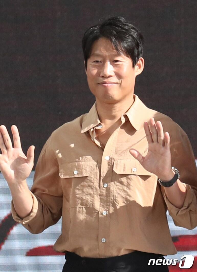 본문 이미지 - 배우 유해진이 6일 오후 부산 해운대 영화의 전당에서 열린 제28회 부산국제영화제(BIFF) 영화 ‘달짝 지근해 7510’ 야외무대인사에 팬들과 즐거운 시간을 보내고 있다. 2023.10.6/뉴스1 ⓒ News1 권현진 기자