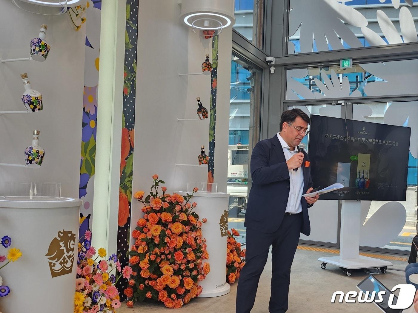 본문 이미지 - 프란츠 호튼 페르노리카코리아 대표가 서울 종로구 익선동에서 열린  '로얄살루트 21년 리차드퀸 에디션2' 공개 행사에서 발언하는 모습.2023.10.4/뉴스1 ⓒ News1 이상학 기자  