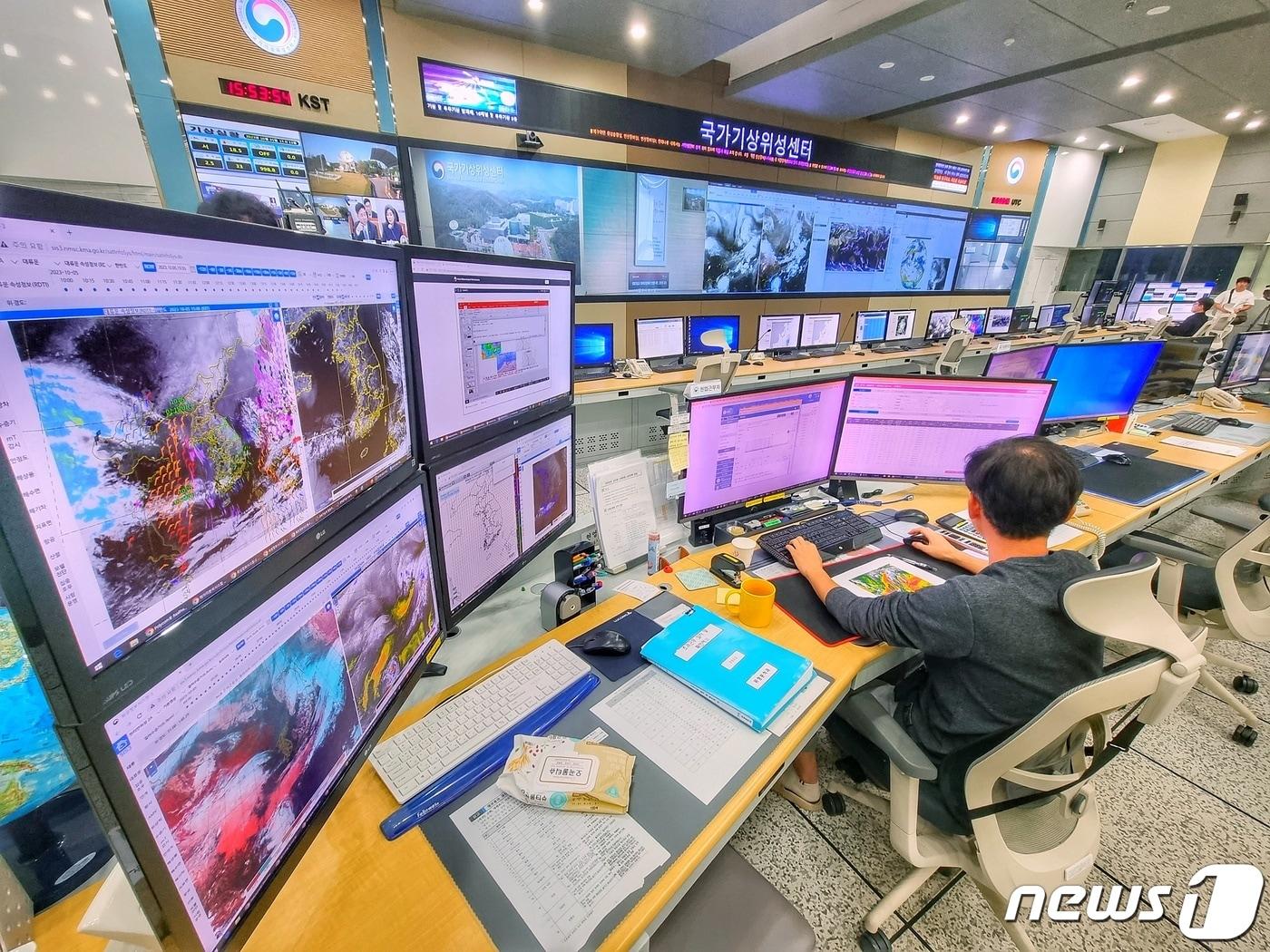 본문 이미지 - 5일 충북 진천 국가기상위성센터에서 예보관이 천리안 2A 정보를 확인하고 있다. ⓒ 뉴스1