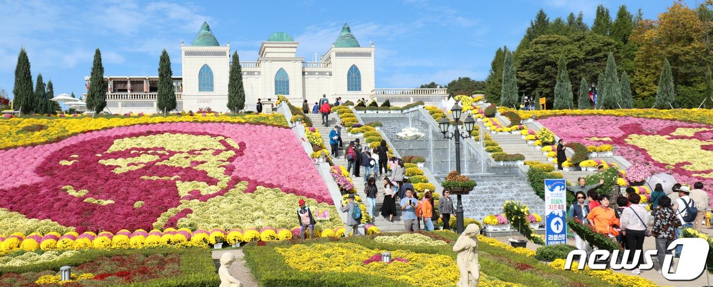 본문 이미지 - 임실N치즈축제 개막날인 6일 전북 임실군 임실치즈테마파크 일원에 관광객들의 발길이 이어지고 있다. 2023.10.6/뉴스1 ⓒ News1 유경석 기자