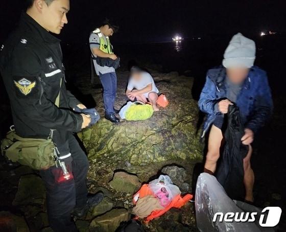 본문 이미지 -  보령 대천항 인근 방파제를 통해 밀입국하려다 검거된 중국 국적 밀입국자.(보령해경 제공)/뉴스1