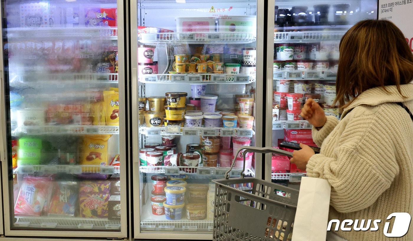 6일 오후 서울에 위치한 마트를 찾은 시민이 진열된 아이스크림을 바라보고 있다. 2023.10.6/뉴스1 ⓒ News1 장수영 기자