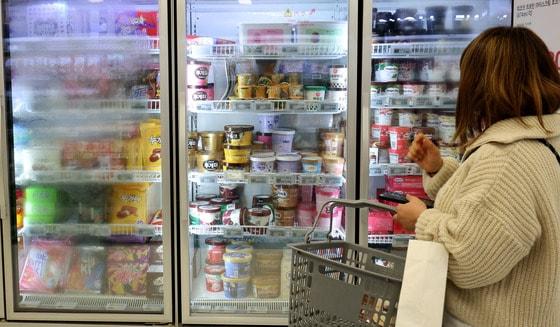 본문 이미지 - 서울에 위치한 마트를 찾은 시민이 진열된 아이스크림을 바라보고 있다. 2023.10.6 ⓒ 뉴스1 장수영 기자